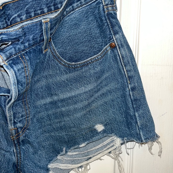 Levi’s High Waisted Vintage Distressed Medium Wash Denim Shorts — 31 - Picture 3 of 8